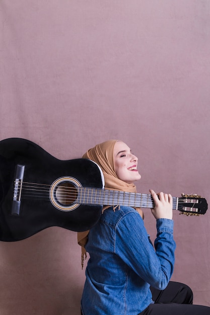 Portret arabska kobieta z gitarą
