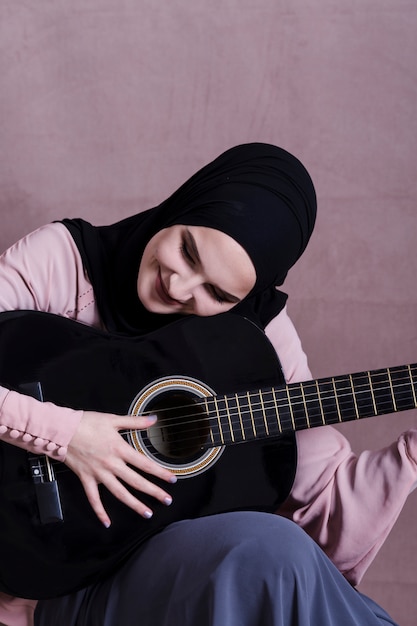 Bezpłatne zdjęcie portret arabska kobieta z gitarą