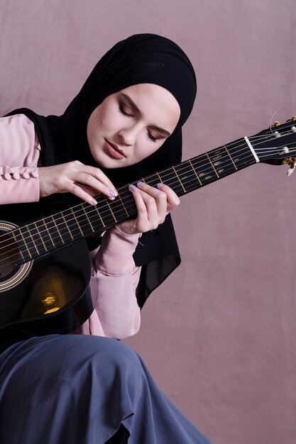 Portret arabska kobieta z gitarą