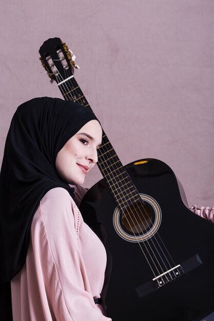 Portret arabska kobieta z gitarą