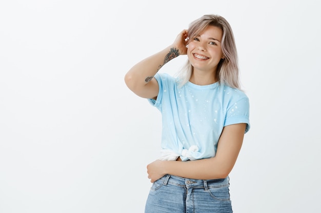 Portret atrakcyjna blondynka pozowanie w studio