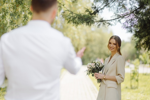 Bezpłatne zdjęcie portret atrakcyjnej młodej pary zakochanej w plenerze