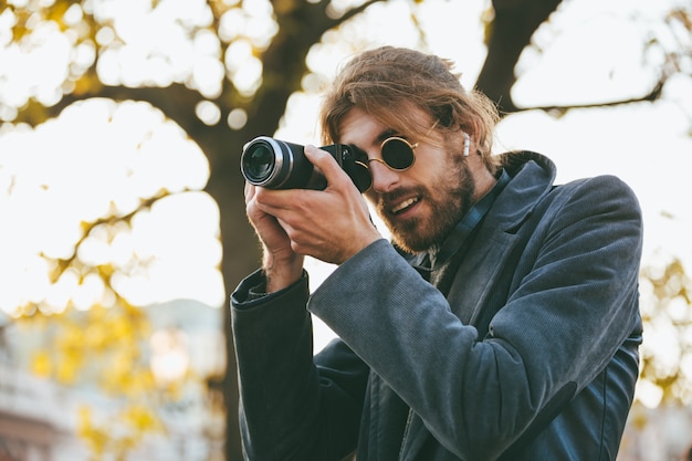 Portret atrakcyjny brodaty mężczyzna jest ubranym okulary przeciwsłonecznych