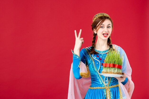 Portret azerskiej kobiety w tradycyjnym stroju z nasieniem na czerwono