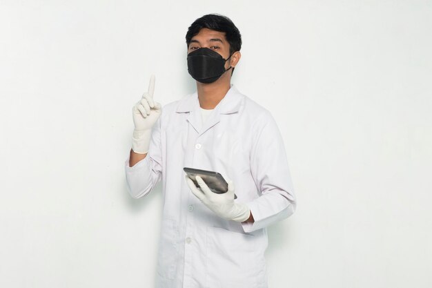 Portret Azjatyckiego Lekarza Medycyny Nosić Maski Za Pomocą Telefonu Komórkowego Na Białym Tle Premium Zdjęcia