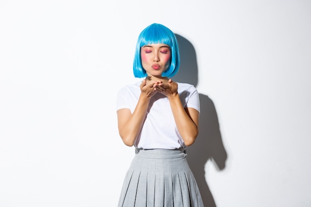 Portret azjatyckiej dziewczyny w niebieskiej krótkiej peruce