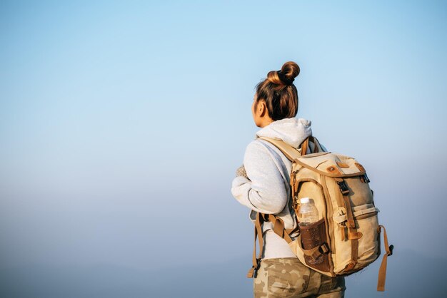 Portret azjatyckiej młodej turystki wędruje na szczycie montażu i patrzy na piękny krajobraz z kopią przestrzeni Podróż Styl życia koncepcja przygody wanderlust wakacje na świeżym powietrzu