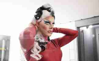 Bezpłatne zdjęcie portret bajecznej drag queen w czarno-białej peruce