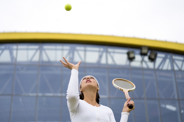 Portret bawić się tenisowy plenerowego piękna kobieta