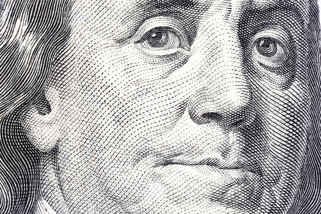Portret benjamina franklina na zbliżeniu stu dolarów.