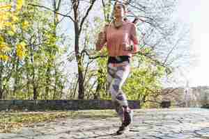 Bezpłatne zdjęcie portret biegacza jogging plenerowy