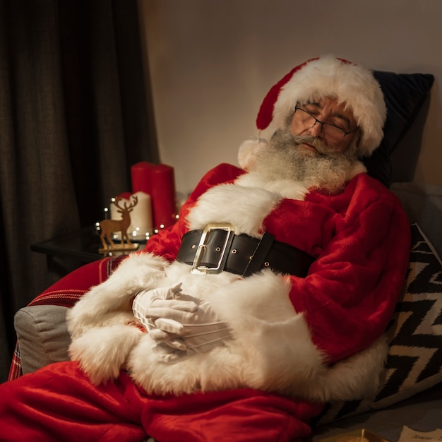 Bezpłatne zdjęcie portret bierze drzemkę santa claus