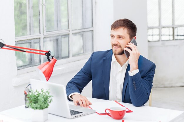 Portret biznesmena rozmawia telefon w biurze