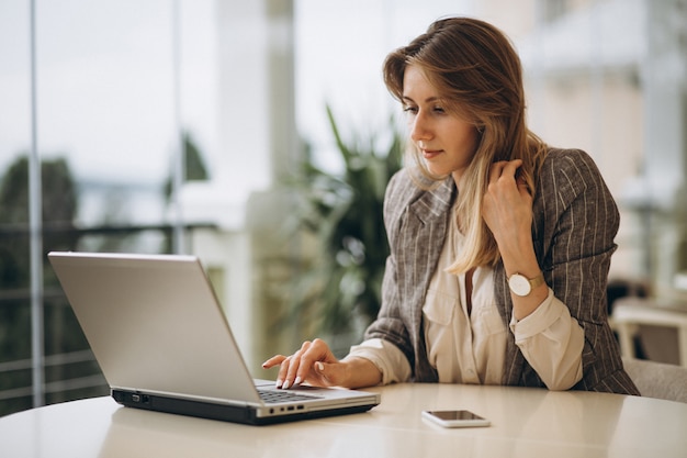 Portret biznesowa kobieta pracuje na laptopie