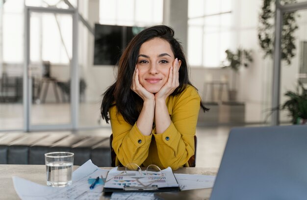 Portret bizneswoman buźkę na jej biurku