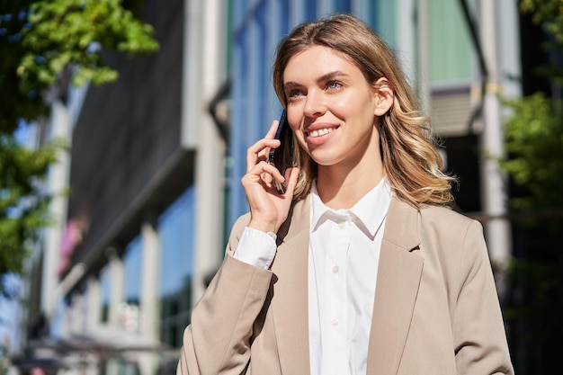 Portret Bizneswoman Wykonującej Rozmowę Telefoniczną Stojącą Na Ulicy W Pobliżu Biurowca Rozmawiającej Z Som