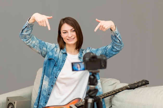 Bezpłatne zdjęcie portret blogera filmującego w domu