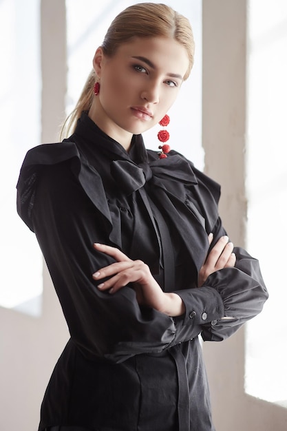 Portret blond kobieta w czarnym ubraniu.