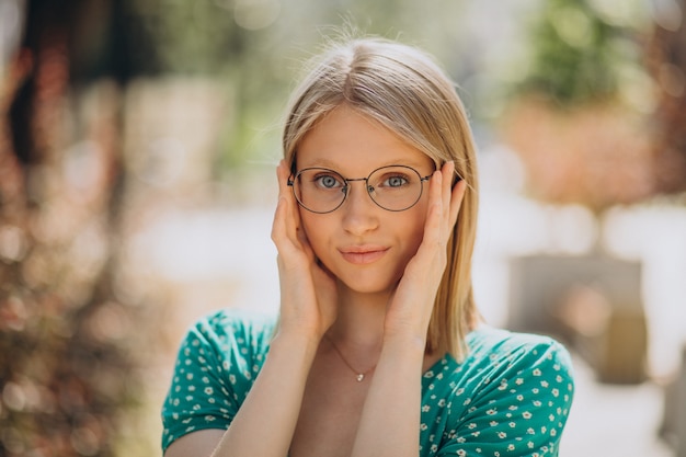 Bezpłatne zdjęcie portret blondynki na ulicy