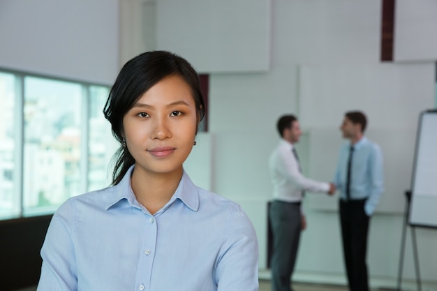 Bezpłatne zdjęcie portret businesswoman w biurze 2