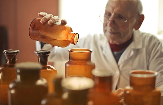 Bezpłatne zdjęcie portret chemika w jego laboratorium