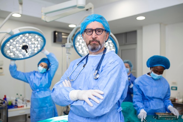 Portret chirurga płci męskiej na sali operacyjnej w szpitalu Pracownicy służby zdrowia podczas pandemii koronawirusa Covid19