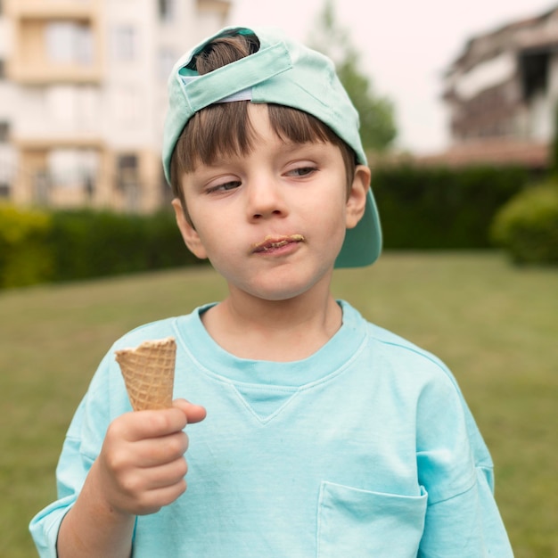 Portret chłopca, jedzenie lodów