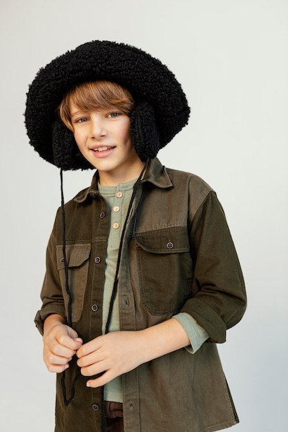 Bezpłatne zdjęcie portret chłopca w kapeluszu zimowym