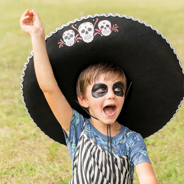 Bezpłatne zdjęcie portret chłopca z kostiumem na halloween