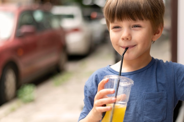 Portret chłopiec pije sok