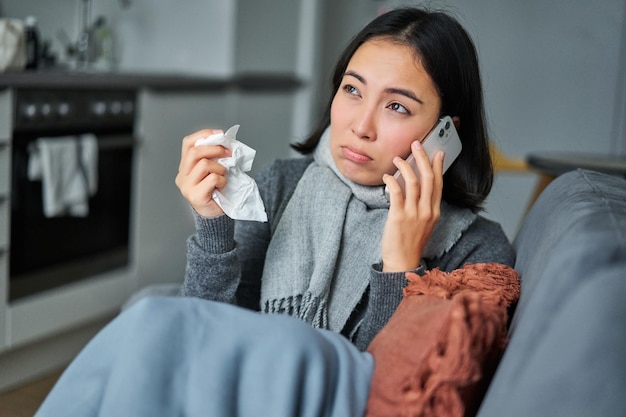 Portret Chorej Kobiety Dzwoniącej Do Swojej Kliniki Medycznej Na Spotkanie Telefoniczne Z Gp Przeziębionym I Sta