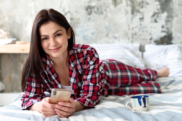 Bezpłatne zdjęcie portret cieszy się ranek w łóżku piękna kobieta
