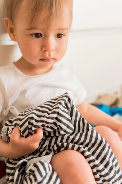 Bezpłatne zdjęcie portret cute baby siedzi w szufladzie