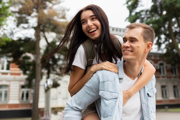 Portret cute młoda para zabawy na wakacjach