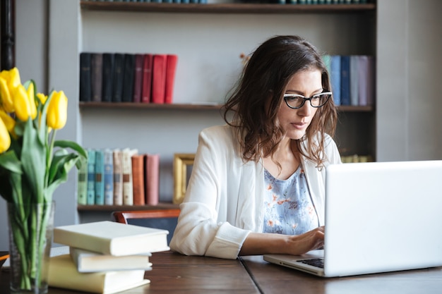 Portret dojrzała biznesowa kobieta pracuje na laptopie