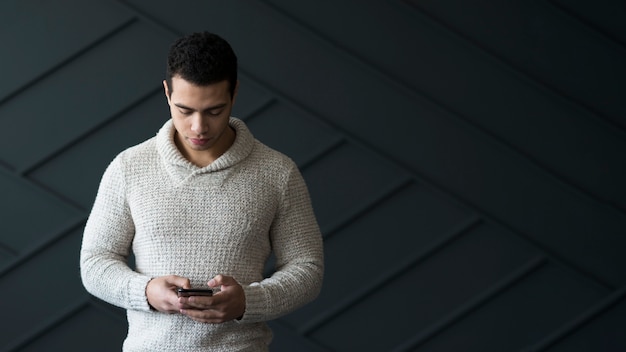 Portret dorosłej samiec texting na jego telefonie komórkowym