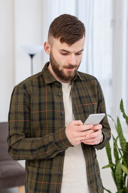 Portret dorosłej samiec wyszukuje telefon komórkowego