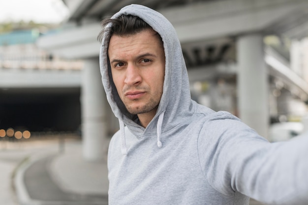 Bezpłatne zdjęcie portret dorosły mężczyzna bierze selfie