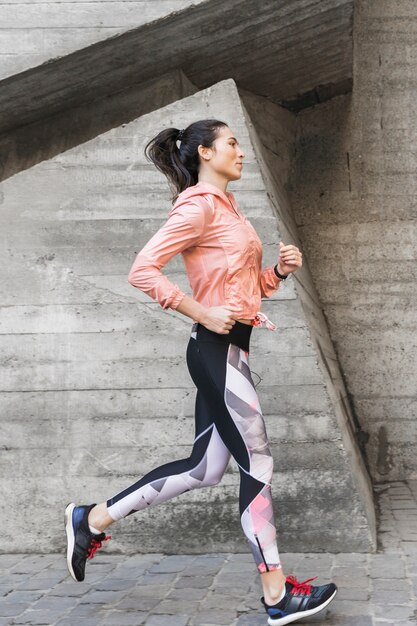 Portret dysponowany kobiety jogging plenerowy