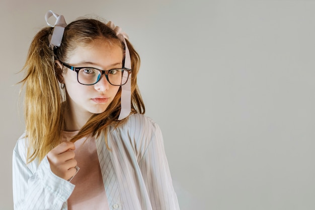 Bezpłatne zdjęcie portret dziewczyna trzyma jej włosy w eyeglasses