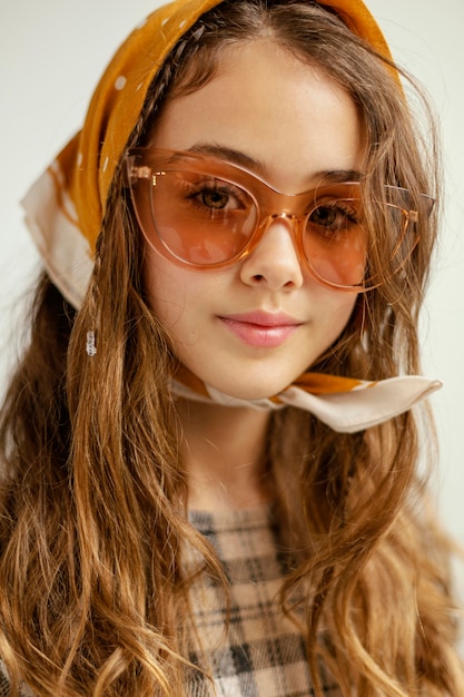 Bezpłatne zdjęcie portret dziewczyny z okularami przeciwsłonecznymi