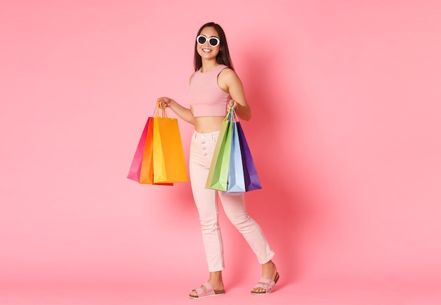 Portret ekspresyjna młoda kobieta z torby na zakupy