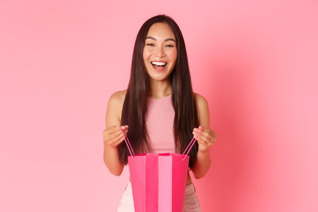 Portret ekspresyjna młoda kobieta z torby na zakupy