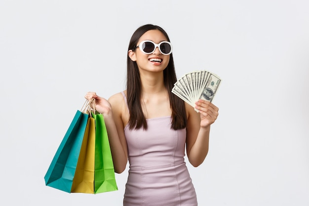 Bezpłatne zdjęcie portret ekspresyjna młoda kobieta z torby na zakupy
