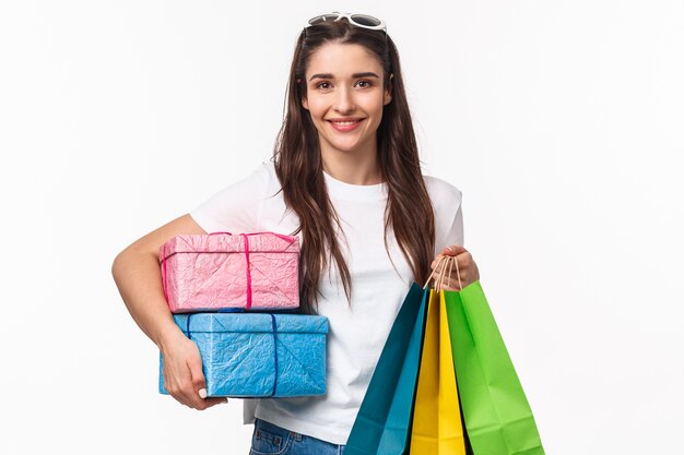 portret ekspresyjny młoda kobieta trzymając torby na zakupy