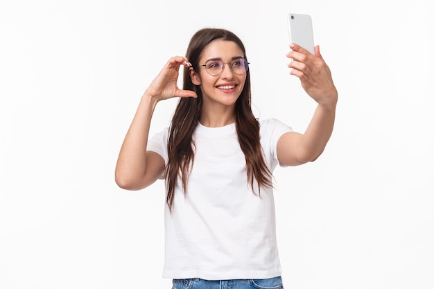 portret ekspresyjny młoda kobieta z telefonem komórkowym