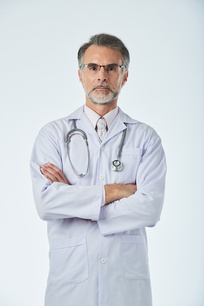 Portret fachowy pracownik medyczny pozuje dla obrazka z rękami składać