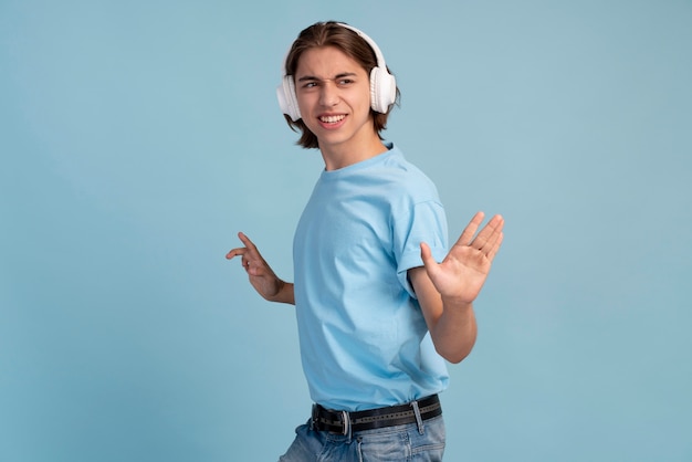 Portret fajnego nastoletniego chłopca słuchającego muzyki