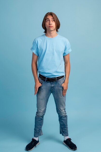 Portret fajnego nastoletniego chłopca w kolorze niebieskim