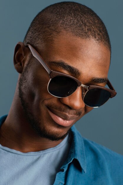 Portret fajny mężczyzna z okularami przeciwsłonecznymi